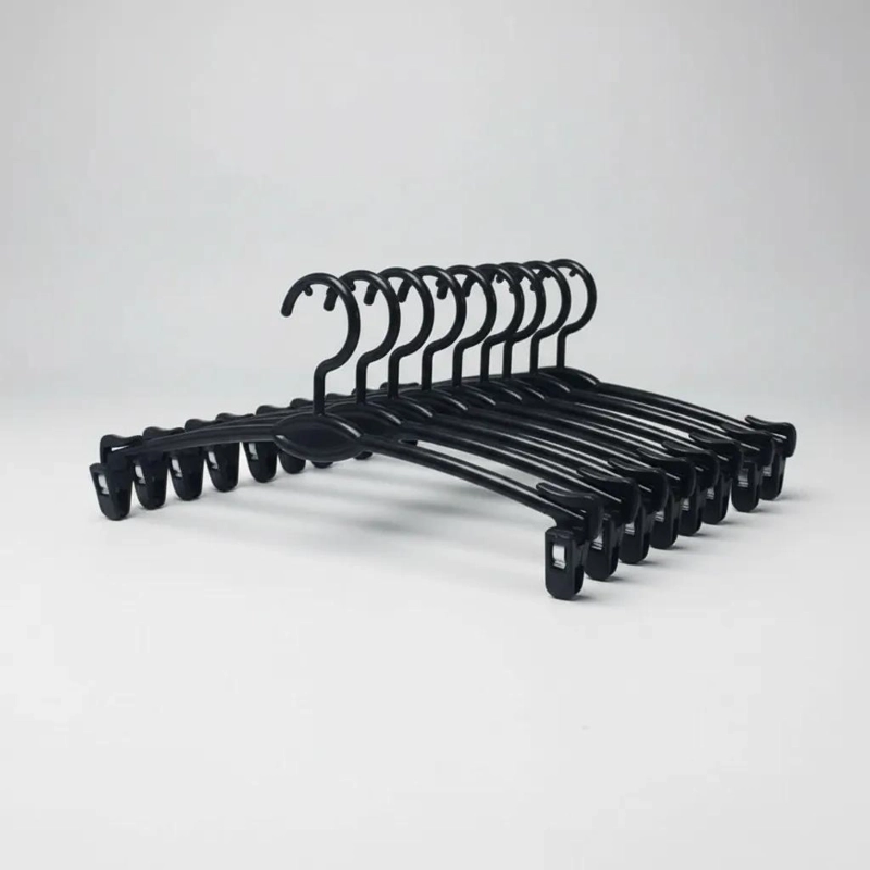 PACK DE 30 COLGADORES DE PLASTICO NEGRO PARA ROPA - 2