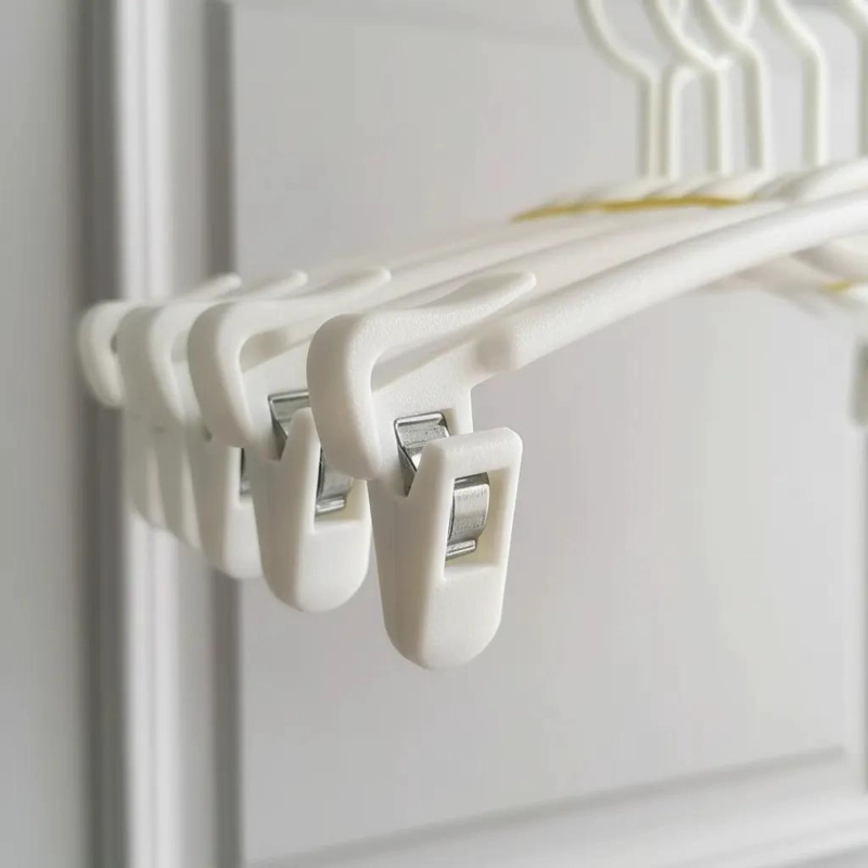 PACK DE 30 COLGADORES DE PLASTICO BLANCO PARA ROPA - 2
