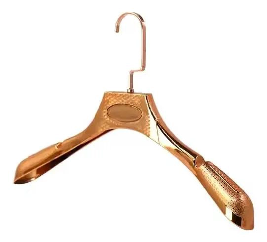 PACK DE 5 COLGADORES PLASTICOS GRANDES PARA ROPA - 1