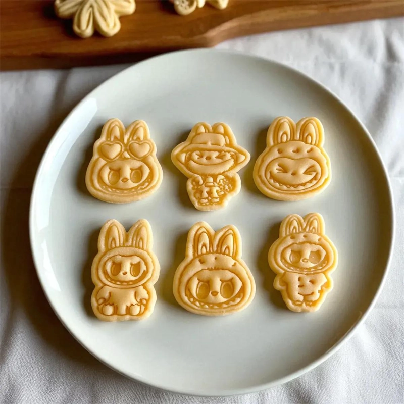 SET DE 6 CORTADORES DE GALLETAS TEMATICOS CON DISEÑO MONSTRUO KAWAII - 2