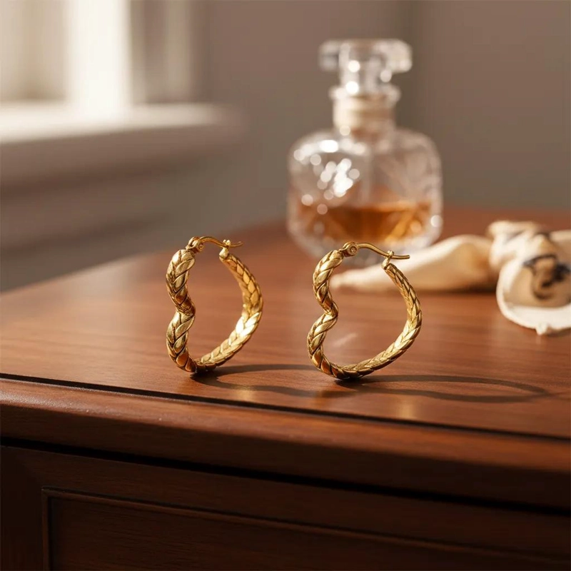 PENDIENTES MODERNOS EN FORMA DE CORAZON CON ACABADO DORADO - 1