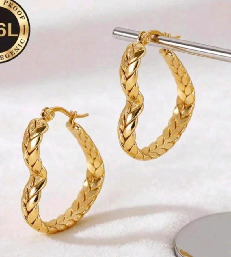 PENDIENTES MODERNOS EN FORMA DE CORAZON CON ACABADO DORADO - 2