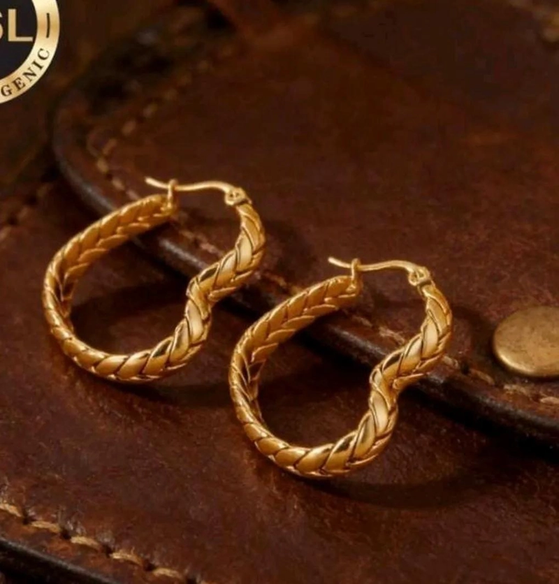 PENDIENTES MODERNOS EN FORMA DE CORAZON CON ACABADO DORADO - 3