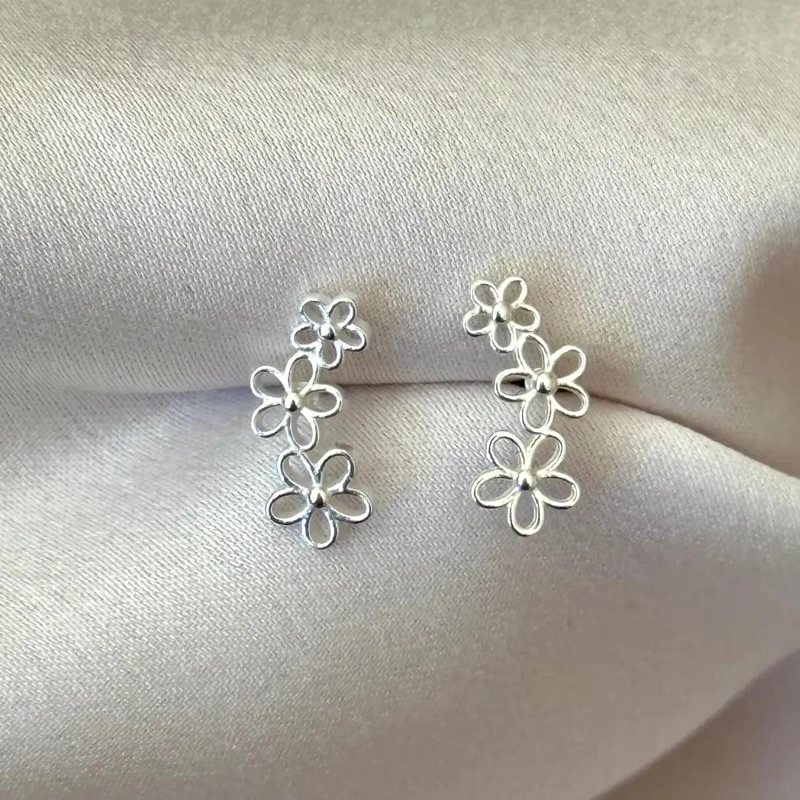 PENDIENTES DE FLORES EN PLATA 925 CON BAÑO DE ORO BLANCO - 1