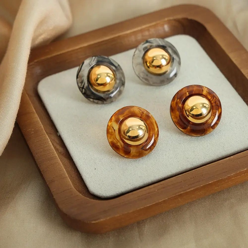 AROS BAÑADOS EN ORO 18K CON RESINA NEGRA EXCLUSIVOS - 1