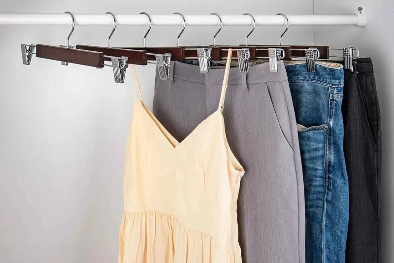 SET DE 20 COLGADORES DE MADERA PARA PANTALON CON PINZAS - 4