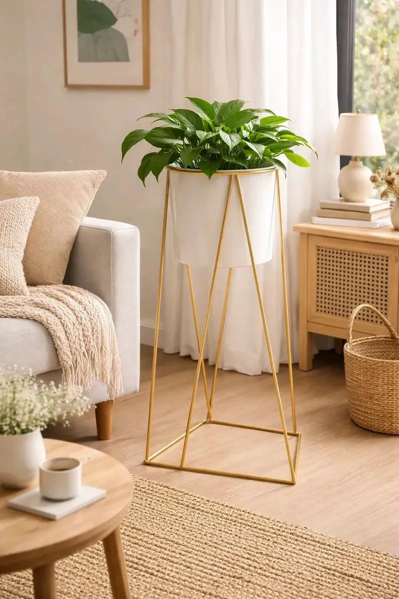 MACETERO ALTO BLANCO CON SOPORTE DORADO PARA DECORACION MODERNA - 1
