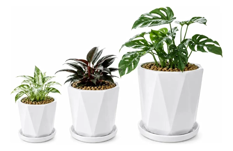 SET DE 3 MACETEROS DE CERAMICA BLANCOS CON PLATO GEOME TRICO - 1