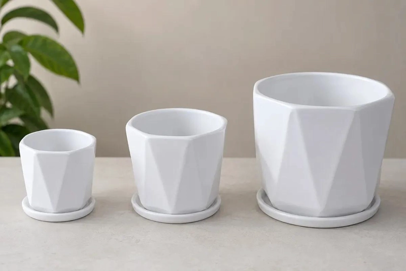 SET DE 3 MACETEROS DE CERAMICA BLANCOS CON PLATO GEOME TRICO - 4