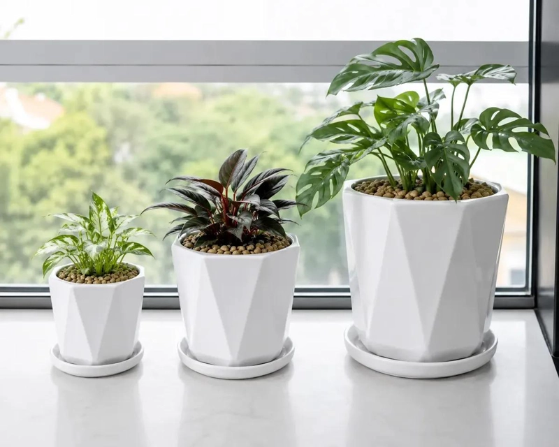 SET DE 3 MACETEROS DE CERAMICA BLANCOS CON PLATO GEOME TRICO - 7