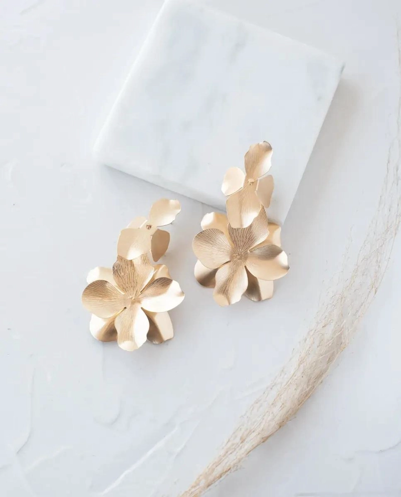 AROS DORADOS CON DISEÑO FLORAL PARA OCASIONES ESPECIALES - 1