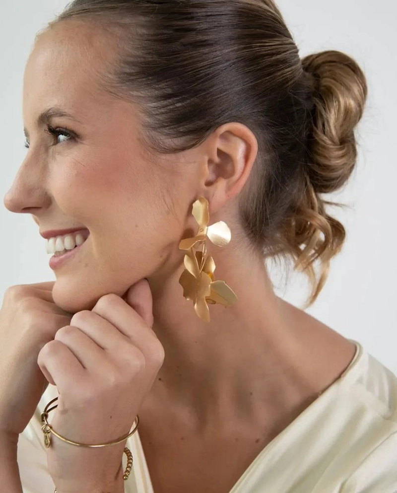 AROS DORADOS CON DISEÑO FLORAL PARA OCASIONES ESPECIALES - 2