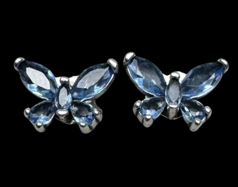 AROS PEQUEÑOS EN FORMA DE MARIPOSA CELESTE CON CIRCONES - 2