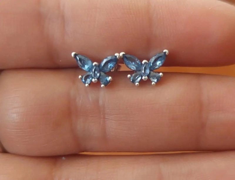 AROS PEQUEÑOS EN FORMA DE MARIPOSA CELESTE CON CIRCONES - 3