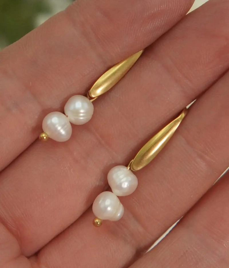 AROS ELEGANTES CON PERLAS NATURALES Y ACABADO DORADO - 5