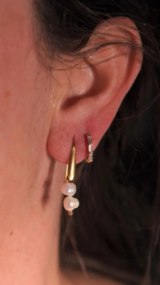 AROS ELEGANTES CON PERLAS NATURALES Y ACABADO DORADO - 7