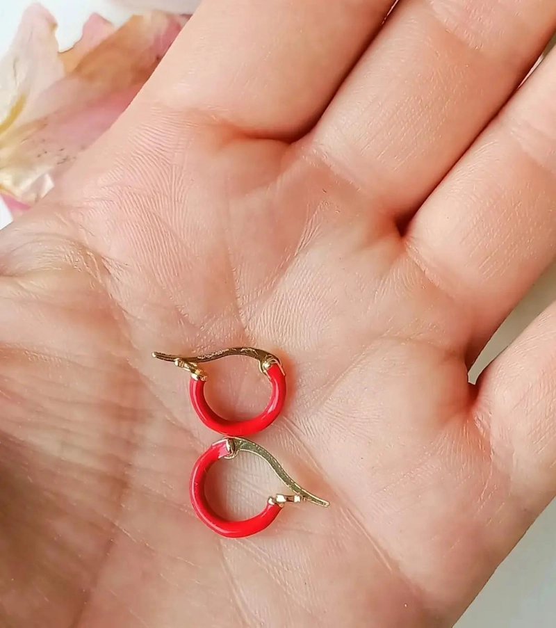 ARGOLLAS HUGGIES CHICAS ENCHAPADAS ORO 18K CON RESINA COLORIDA - 3