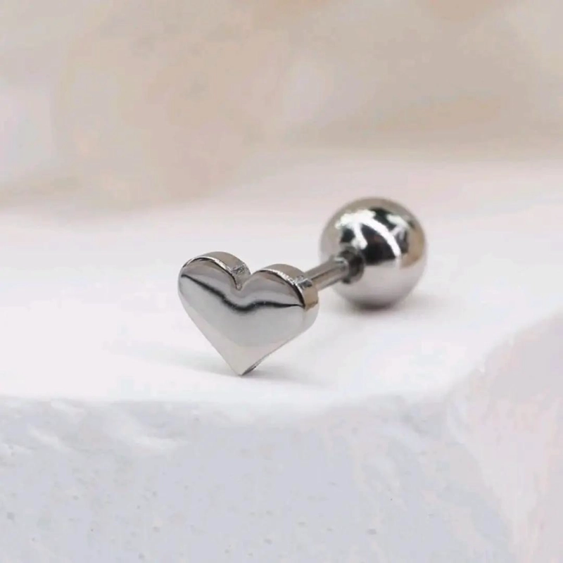 AROS PEQUEÑOS PARA NIÑA EN FORMA DE CORAZON CON TOPE DE ACERO QUIRURGICO Y BAÑO - 2