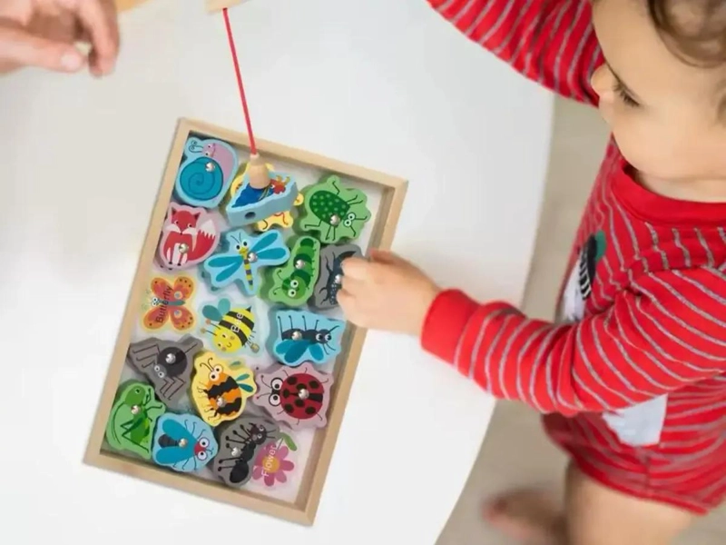 JUGUETE EDUCATIVO ENHEBRADOR DE MADERA CON FRUTAS Y ANIMALES - 2