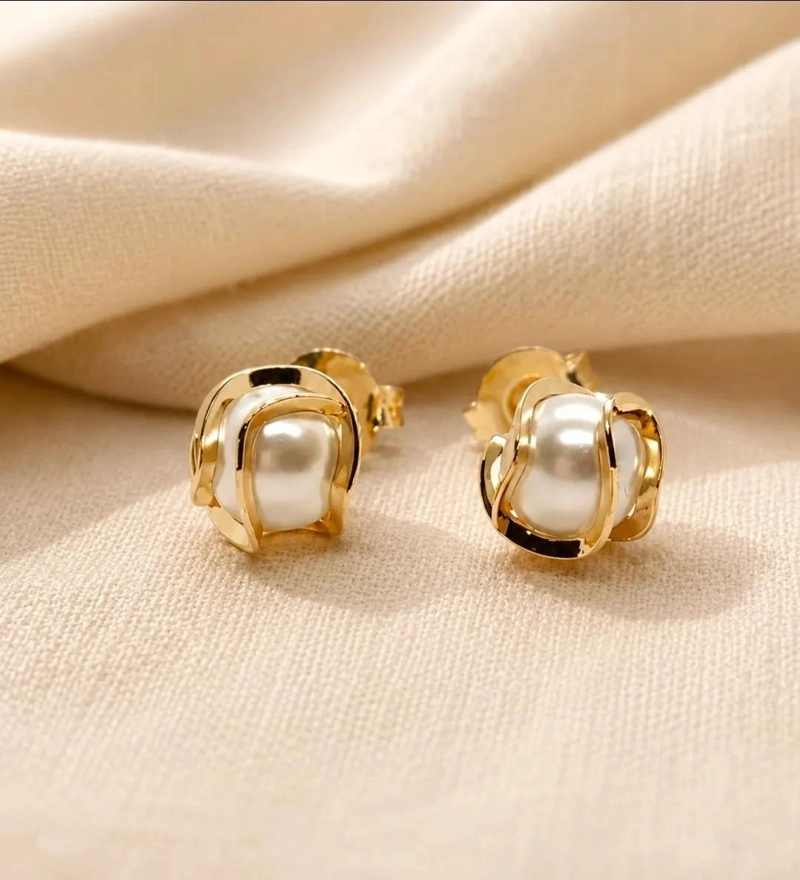 AROS ELEGANTES DE PERLA SINTE TICA ENCHAPADOS EN ORO 18K - 1
