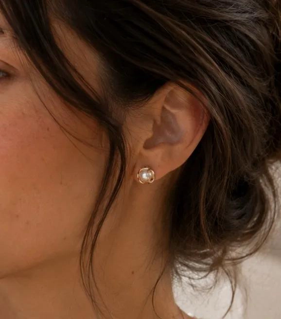 AROS ELEGANTES DE PERLA SINTE TICA ENCHAPADOS EN ORO 18K - 2