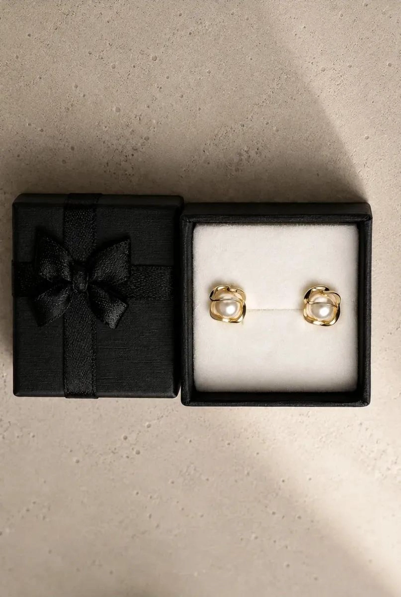 AROS ELEGANTES DE PERLA SINTE TICA ENCHAPADOS EN ORO 18K - 4