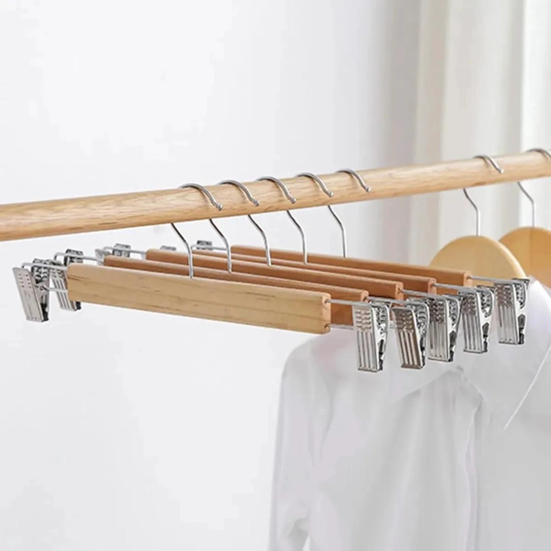 PACK DE 10 COLGADORES DE MADERA CON PINZAS PARA ROPA - 1