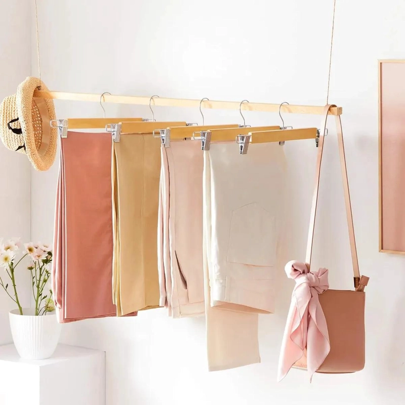 PACK DE 10 COLGADORES DE MADERA CON PINZAS PARA ROPA - 3