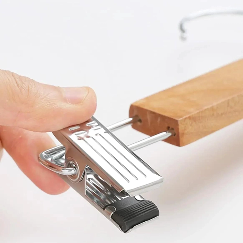 PACK DE 10 COLGADORES DE MADERA CON PINZAS PARA ROPA - 5