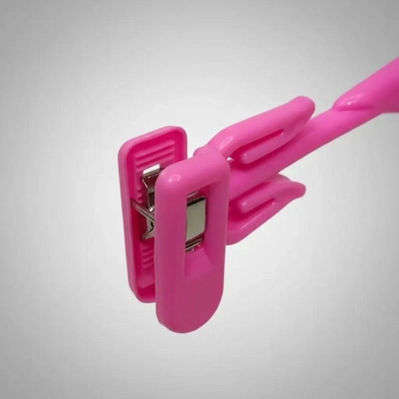 PACK DE 30 COLGADORES ROSADOS CON PINZAS PARA ROPA INFANTIL - 3