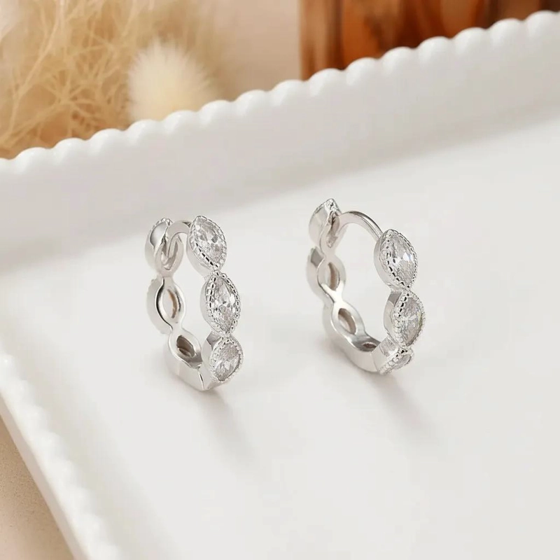 AROS DE ARGOLLA ELEGANTES CON BAÑO DE PLATINO Y CRISTALES - 3