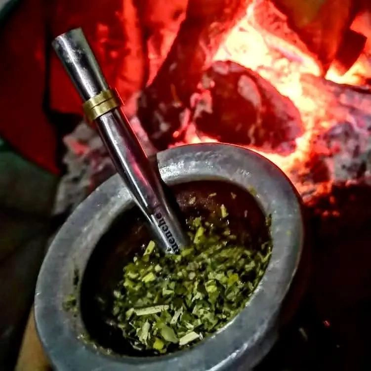 TERMO TACTICO PARA MATE 750CC CON TAPA CEBADORA Y BOMBILLA - 1