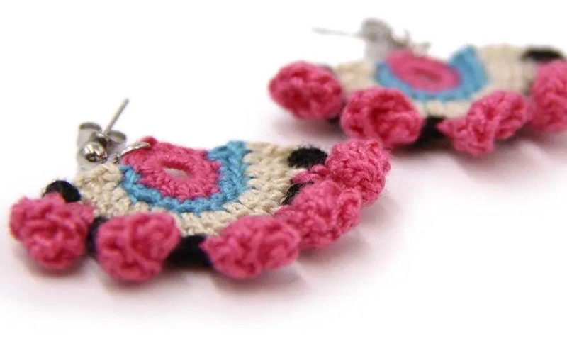 AROS CORTOS TEJIDOS A MANO CON DISEÑO DE FLOR - 3