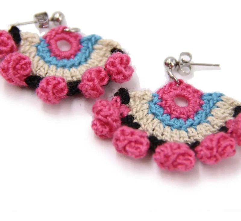 AROS CORTOS TEJIDOS A MANO CON DISEÑO DE FLOR - 4