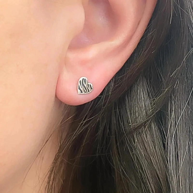 AROS DE CORAZON EN PLATA 925 CON DISEÑO DE CEBRA - 2