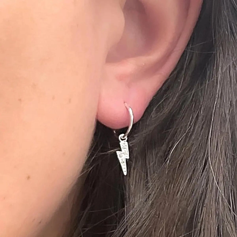AROS COLGANTES DE PLATA CON DISEÑO DE RAYO - 2