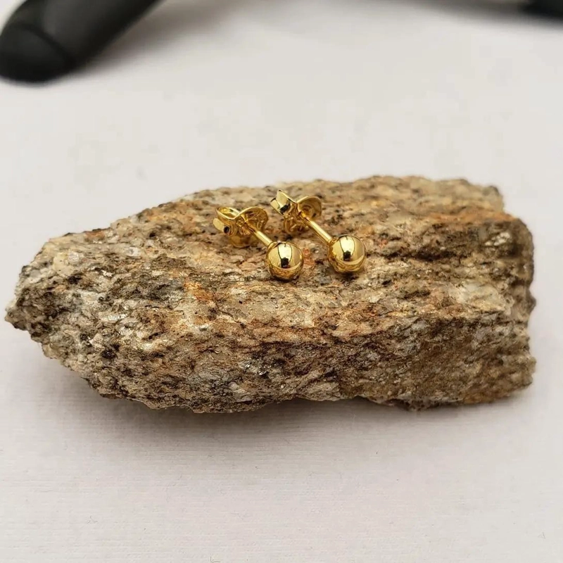 ARETES TOPO BALIN 4MM EN ORO LAMINADO 18K CON ACABADO EUROPEO - 2