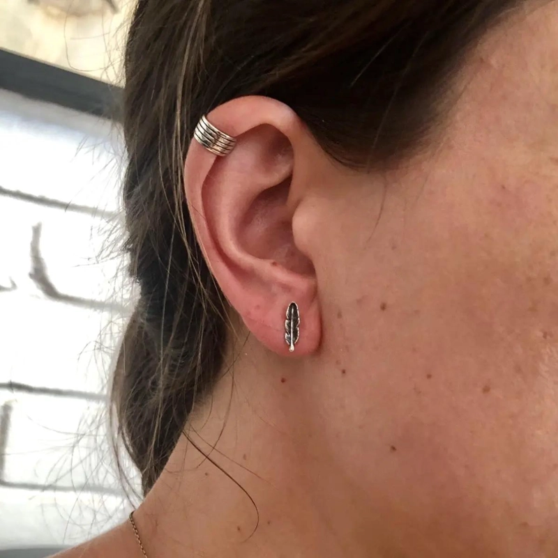 AROS DE PLATA CON DISEÑO DE PLUMA PARA USO DIARIO - 1