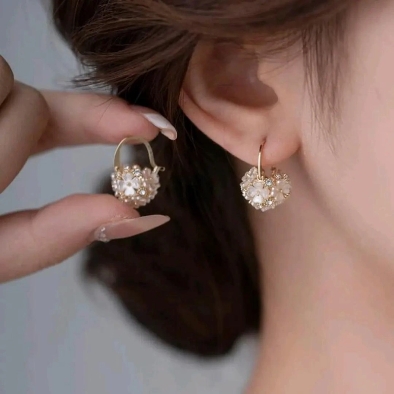 AROS DE ARGOLLA CON FLORES DE NACAR Y CIRCONES EN ORO 18K - 2