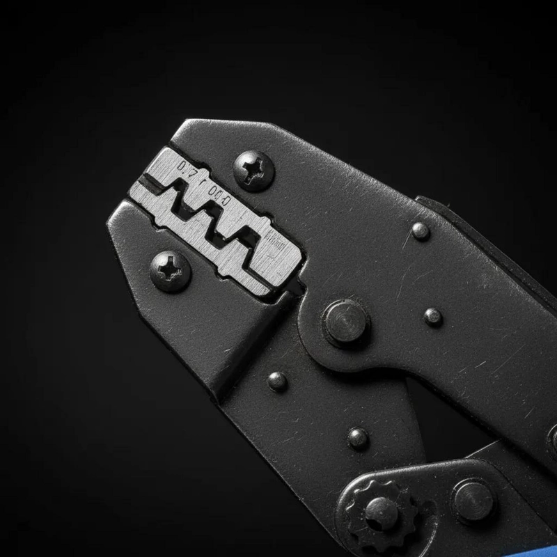 PINZA CRIMPEADORA PARA TERMINALES 1.5-6MM2 CON DISEÑO ERGONOMICO - 1