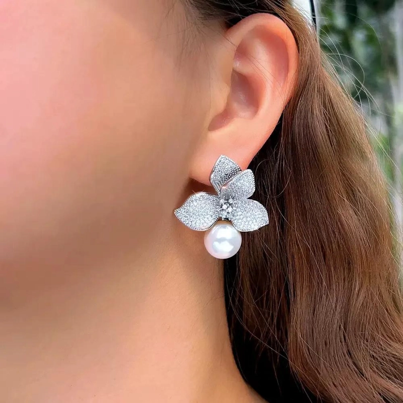 PENDIENTES ELEGANTES CON CIRCONITAS Y PERLAS EN DISEÑO FLORAL - 4