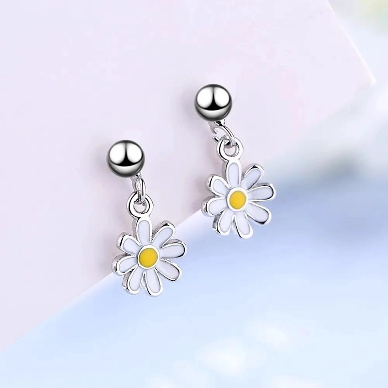 AROS ELEGANTES FLOR MARGARITA BAÑADOS EN PLATA - 2