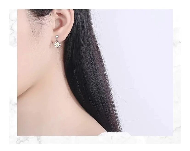 AROS ELEGANTES FLOR MARGARITA BAÑADOS EN PLATA - 3