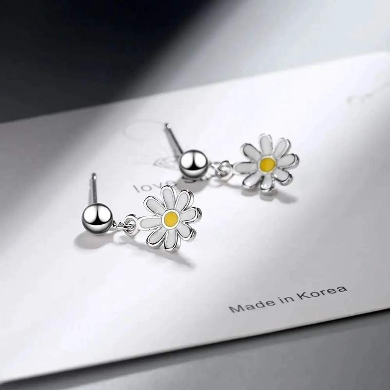AROS ELEGANTES FLOR MARGARITA BAÑADOS EN PLATA - 4