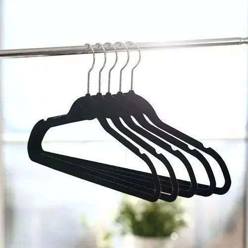 SET DE 30 COLGADORES DE ROPA DE TERCIOPELO ANTIDESLIZANTE - 2