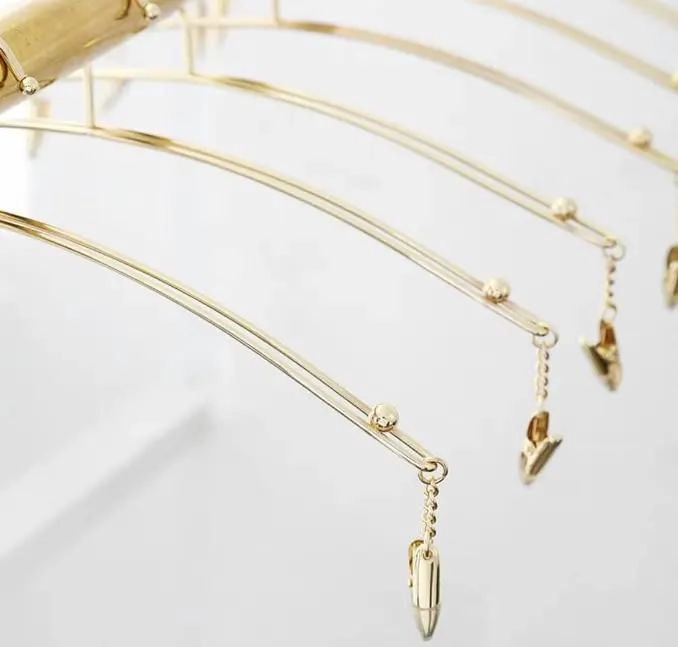 PACK DE 10 COLGADORES ELEGANTES PARA LENCERIA COLOR ORO - 3