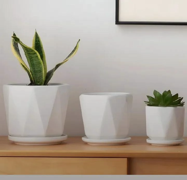 SET DE 3 MACETEROS DE CERAMICA BLANCOS CON PLATO MODERNO - 1