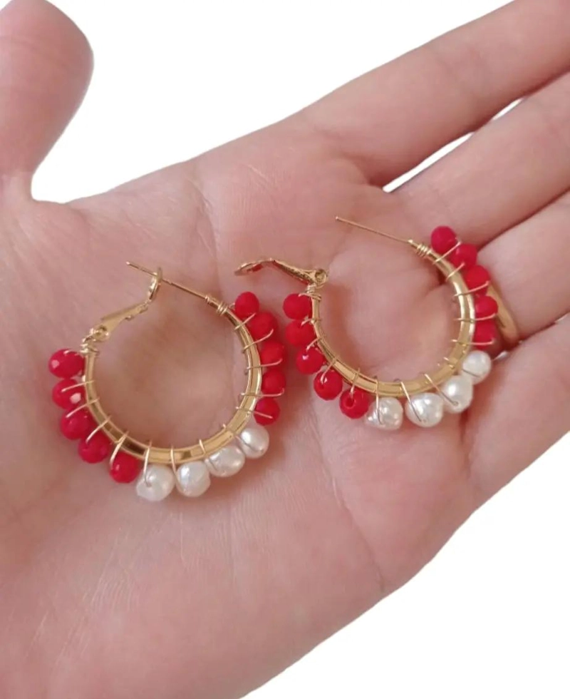 AROS ARGOLLA CON PIEDRAS ROJAS Y PERLAS DE RIO BAÑO ORO HIPOALERGE NICOS - 1