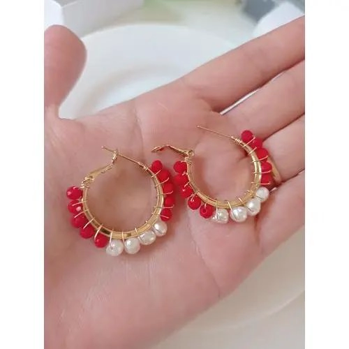 AROS ARGOLLA CON PIEDRAS ROJAS Y PERLAS DE RIO BAÑO ORO HIPOALERGE NICOS - 2