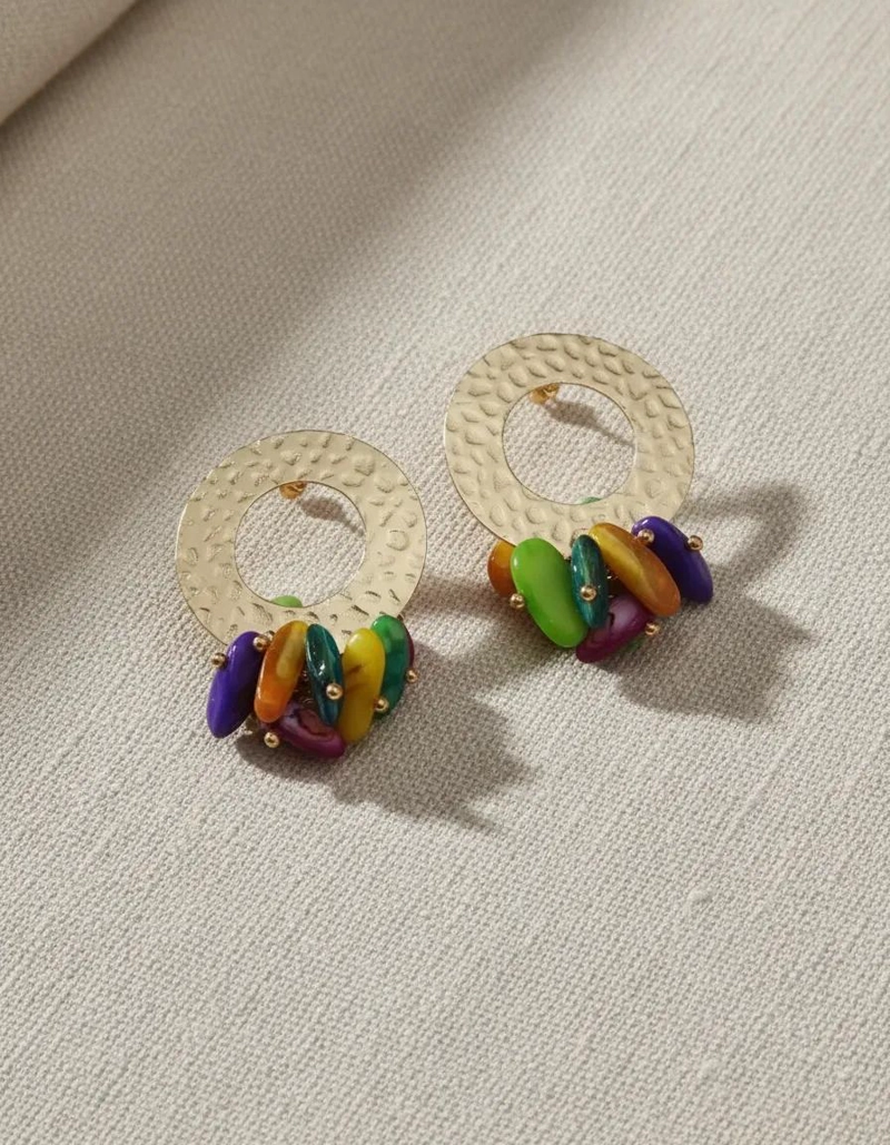 AROS CON BAÑO DE PLATA Y PIEDRAS CHIPS DE COLORES EN BASE REDONDA - 1